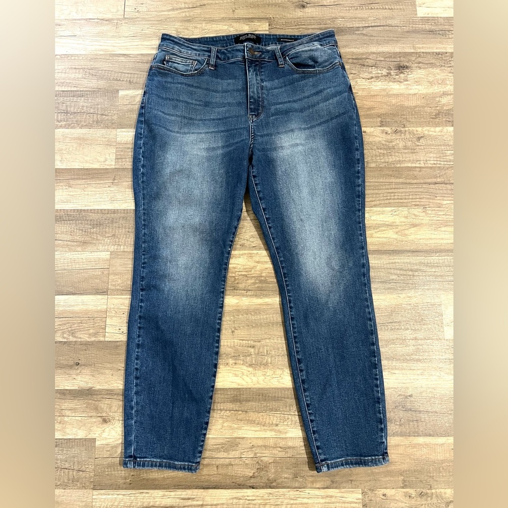 Judy Blue Woman’s Stretchy Mid Wash Mid Rise Boyfriend Fit Jeans Size 15/32